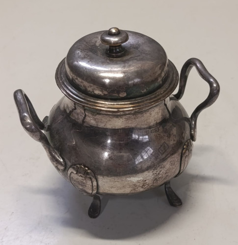 Ancien sucrier sur - , avec
